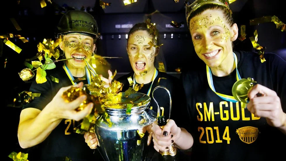 12 april. Brittany Smart, Katie Bussey och Anna Barthold guldmåaldes av Kuriren efter lagets och klubbens första SM-guld.