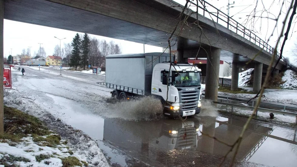 Forsade fram. Hastighetsbegränsningen längs Hedenbrovägen hölls betyligt bättre än vanligt.