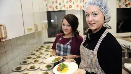 I KÖKET. Där gjorde Linnea Sandström och Louise Isaksson i ordning förrätten som bestod av räkor och grönsallad. Foto: PETRA ISAKSSON