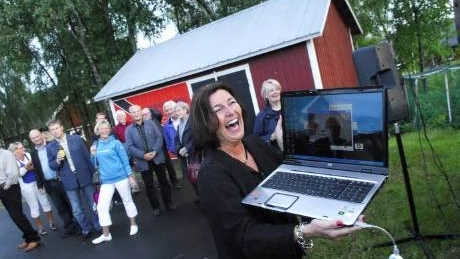 SAUK VIA NÄTET. Skådespelaren Stefan Sauk befann sig i Frankrike och kunde inte närvara på premiären som han brukar. Gästerna fick dock motta en hälsning via webbkamera.