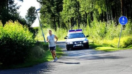 BJÖRNFROSSA. Under eftermiddagen var en polispatrull på plats ute på bostadsområdet Lerbäcken för att hålla björnfrossan i schack. Joggaren på bilden är inte den person som mötte björnen.Foto: SARA MORITZ