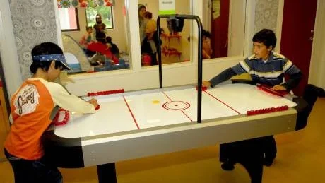 MÅNGA LEKSAKER. Skolan anser att leken hjälper barnen att lära av varandra och respektera olika kulturer.