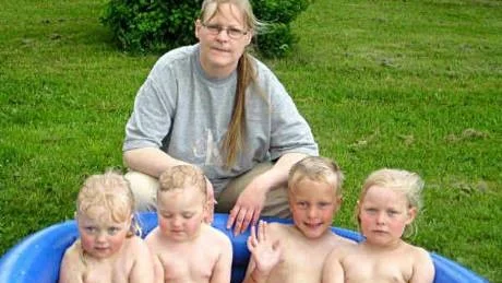 Therese Granstedt i Pajala samt barnen fr.v Elin och Hanna samt Emil och Erika, tre resp sex år.