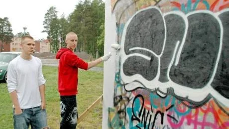GRAfFITIKONSTNÄRER. Innan Joakim Holmgren och Joakim Isaksson går lös med sprayburkarna preparerar de graffitiväggen med vit färg.