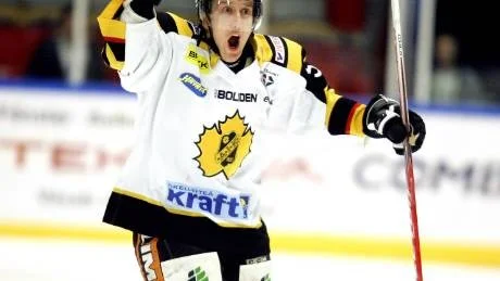 JUBEL. Erik Andersson är glad. Kanske har han just avgjort en derbymatch mot Luleå Hockey....?Foto: SCANPIX