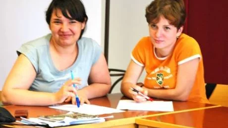PUTSAR PÅ SVENSKAN. Marta Wieleba från Polen och Karina Grischa´ från Ryssland är två av 44 elever som bättrar på sin svenska på Kalix folkhögskola i sommar.