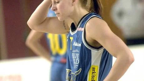 Frida Aili avgjorde med två straffkast.... Tung afton för Maria Näsström
Foto: Roland S Lundström