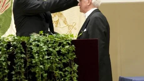HEDERSVÄRT LIVSVERK. Naturfotografen Edvin Nilsson från Jokkmokk har dokumenterat den svenska naturen i hela sitt yrkesverksamma liv. Under en högtidlig ceremoni i Uppsala utnämndes han till hedersdoktor i lördags.