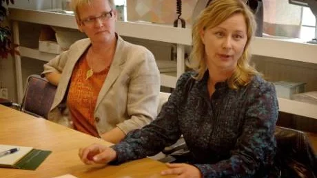 VÄGRAR GÅ. Anna-Karin Törmä, NSP, och Ragnhild Svonni, samelistan, kallade till presskonferens när de fick beskedet att alliansen kan komma att upplösas i september.