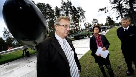 BEHÖVS INGA NEDLÄGGNINGAR. "Besparingarna 2004 var så kraftfulla att det räcker till", säger centerns Staffan Danielsson. I mitten partikamraten Camilla Hansen och till höger F 21:s Ulf Lindgren.