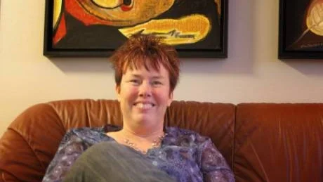 VÄlKOMMEN HEM TILL MIG. Ann-Helen Henriksson visade stolt upp sin nya, fina lägenhet. På väggen hänger konst av mamma Gunilla. Foto: ÅSA POROMAA