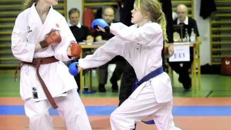 duell. Även Piteåkompisarna Cassandra Frejdh, i röda hanskar och Elin Nygren, blå handskar möttes i final.