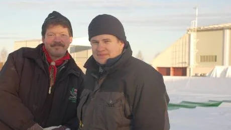 l Vaktmästarna Lars Öström och Björn Lundström behöver inte ha mössa på sig i vinter när de spolar den nu före detta uterinken.
