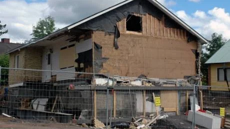 ÖNSKAR EN ANNAN LÖSNING. Famljen vill inte att huset ska flyttas längre. För dem skulle ett nytt hus byggt efter ritningarna från det gamla var önskedrömmen.Foto: Susanne Jansson