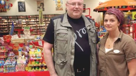 FAMILJEFÖRETAG. Dottern Johanna Jacobsson ställer upp med ett handtag i familjens godisbutik. "Det är ett familjeföretag", deklarerar pappa Mats Jacobsson.Foto: Roger Larsson