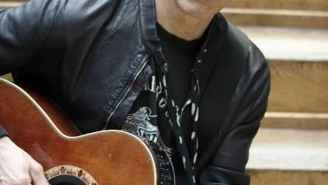TUMPLEKTRUMSGITARRIST. Nils Lofgren var 17 år när Neil Young gav honom chansen att spela på hans klassiska album After the gold rush.  I dag växlar Lofgren mellan soloskivor och jobbet som gitarrist i E Street Band, Bruce Springsteens berömda kompband, med vilka han spelat sedan 1984.                         Foto: Hypertension