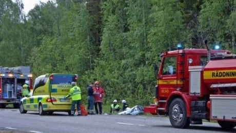 EN DOG. En man född 1961 och hemmahörande i Harads omkom i singelolyckan vid Nedre Forsnäs, åtta kilometer norr om Harads. Väg 97 var avstängd under två timmar under räddnings- och bärgningsarbetet.