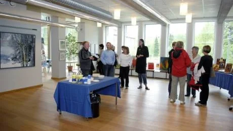 LÄRARKONST I BIBLIOTEKET. Lärare och personal från Luleås gymnasieby ställde under tisdagen ut sina konstverk i gymnasiebiblioteket. Här gick det att hitta en bred blandning av alster från hela konstnärsspektrat.