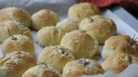 ANDRA BULLAR. Kokar man vitlöken i mjölk får den en underbar mild smak. Här hamnade den i bullar.