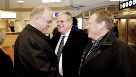 glatt möte. Pajalas kommunalråd Bengt Niska planerar att visa Göran Persson vad det "nya attraktiva Pajala" ska bestå av . "Det är ärofyllt att ha honom här", säger han då han och landshövdingen Per-Ola Eriksson möter honom på Luleå airport.Foto: Mats Bengtsson