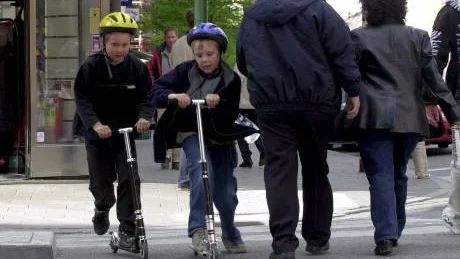 KUL ATT KICKA. En sparkcykel kostar några hundralappar men det är inte priset som avgör vilken som klarar sig bäst i test.