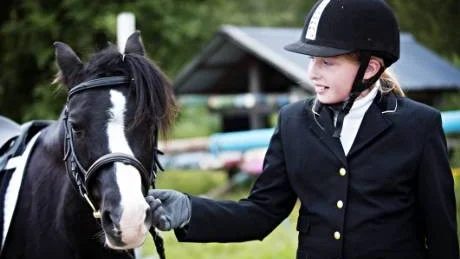 ETTA. Elin Lindström, 12 år, tävlade med med sin ponny Black Bill. Tillsammans vann de klassen Lätt C.
