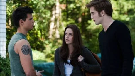 triangeldrama. I tredje filmen i Twilight-sagan skruvas tempot upp. Triangeldramat mellan Bella, Edward och Jacob tätnar och det blir mer action och kärlek än någonsin.  Foto: Nordisk Film
