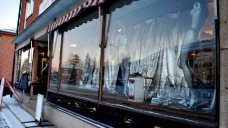 MÖRKT I RUTAN. Flera av butikerna i centrala Övertorneå har tomma och nersläckta skyltfönster för att väcka ortsbor som shoppar på andra ställen.