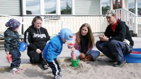 MEDVETET VAL. Susanne och Rikard Jansson har valt Fyren på Oskarsvarv trots att förskolan ligger flera mil från bostaden. Att börja köra ännu längre för att lämna Kalle (mitten) på förskolan vill de inte. Till vänster Marika Lindberg med sonen Arthur.