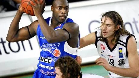 BRA. Tyrone Levett hyllas som en av ligans bästa spelare. Nu kan han bli kvar i LF Basket även nästa säsong.