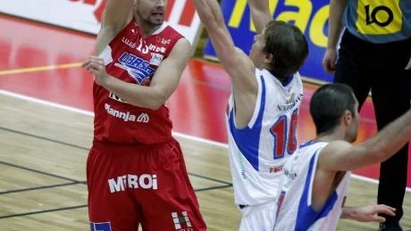 BRA INSATS. Emil Salon klev fram och visade prov på sitt fina skytte mot Dragons men det var för få i LF som höll samma klass i går. Sundsvall vann till slut med 94-88.