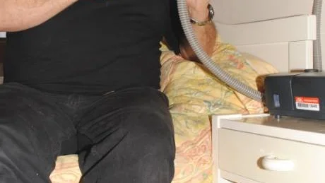 LIVSVIKTIG. Bengt Toolanen fick koppla in sin så kallade cpab till ett externt batteri. Utan den riskerar han att få andningsstillestånd.
