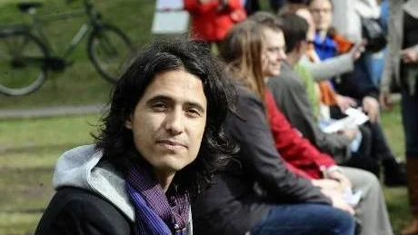 TANKAR OM FRIHET. Författaren Jonas Hassen Khemiri var en av talarna i projektet Den svenska friheten i Luleå stadspark. "Jag känner tvivel på hur mycket man kan förändra med hjälp av ord", sade han bland annat.