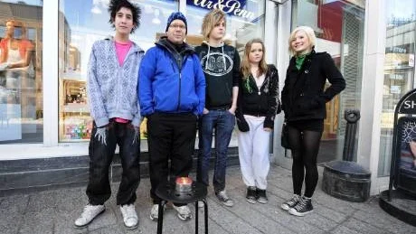 I UGNT SÄLLSKAP. "Himla trevligt, jag hade förutfattade meningar om ungdomar, men jag har fått ändra mig", säger Mikael Elmgren om ungdomarna Johan Rodriguez, Carl Lundberg, Hanna Sundqvist och Linnea Larsson.