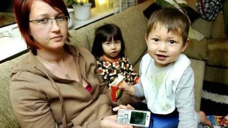 BORDE VARNA. Moa Wilhelmssons mamma Mariann har drabbats av så kallade Somaliasamtal. Hennes mobiltelefon ringer alla                                 tider på dygnet. "Tanken med de här samtalen är att man ska lockas ringa upp och då kan det kosta mycket pengar", säger Irene Krohn vid Telias presstjänst. Moa Wilhelmsson, här med barnen Ava och Linus, tycker att Telia borde varna för den här typen av samtal.