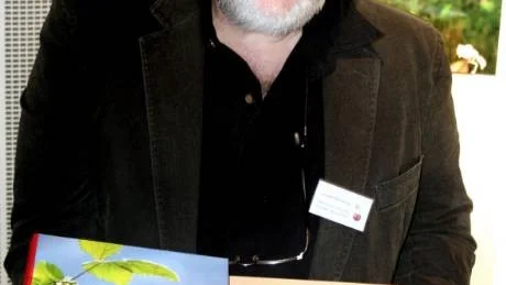 ÄNTLIGEN KLART. Efter 20 års inventeringar är Norrbottens flora klar. Initiativtagaren Lennart Stenberg, Stockholm, visar upp två av de tre banden.