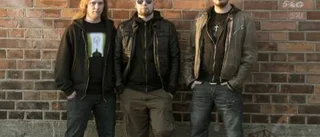 Hårda riff men Chained vill säga någonting