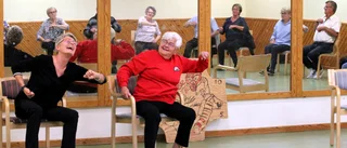 Den sittande dansen i Gamleby som lockar fram skratten: "Alla har jätteroligt"