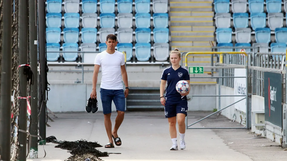 Ebba Sjögren och Jean Carlos de Brito (också långtidsskadad) från en träning med IFK-damerna tidigare under säsongen. Sjögrens IFK-kontrakt löper ut vid årsskiftet.