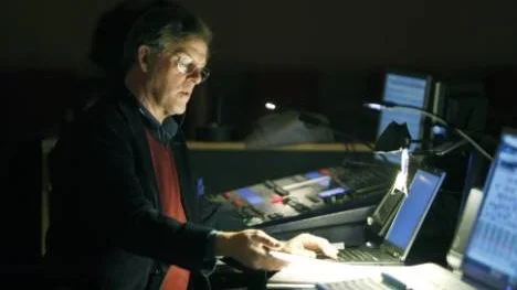 Lasse Zilliacus vid sitt arbetsbord i Kulturens Hus stora konsertsal. FOTO: Robert Lundberg