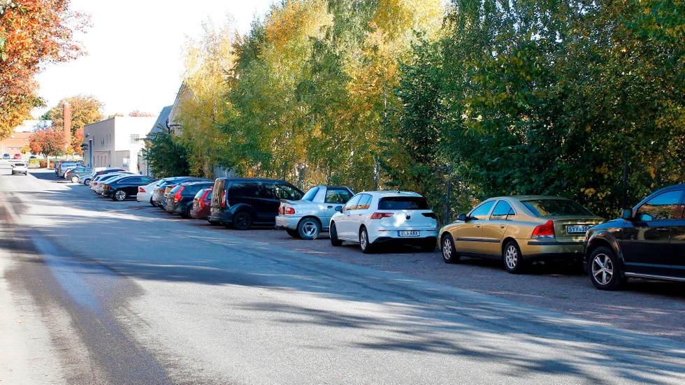 För tillfället parkeras bilarna både som vanligt och längsmed gatan. Projektledaren Henrik Elsehamn tror att detta kommer att lösa sig när trafiken väl släpps på från Östermalmsgatan, det gjord det sist.
