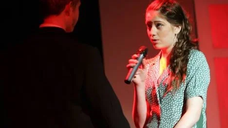 Rose, spelad av Sabina Lind, sjunger en kärlekssång till sin Harry, vars roll görs av Simon Jonsson.
