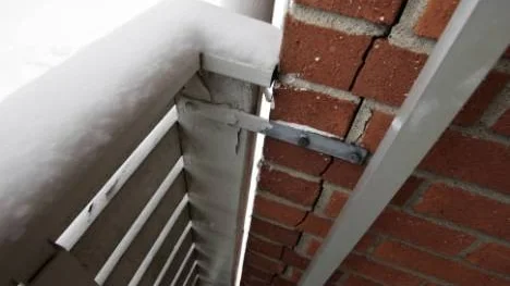 Sprickor i väggarna är en vanlig syn för hyresgästerna i BDB:s hus på Harvvägen i Hortlax.