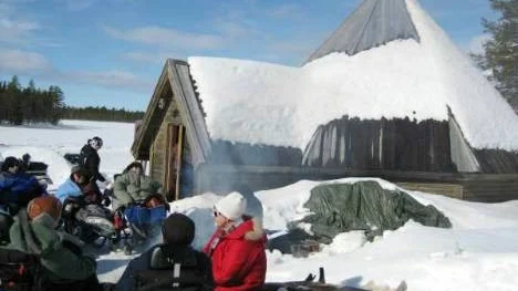 Vid Akkelissjön bedrivs så kallad eventverksamhet  med bilkörning, men i förra veckan besöktes anläggningen av  Norrskenets sjukhem.