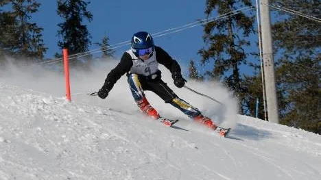 Linnea Utterström, Arvidsjaur, på väg mot femte plats i D 8-9-klassen i lördagens slalomtävling. I Super G gick det ännu bättre, där blev Linnea tvåa.