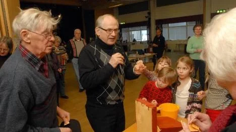 Lotterier är säkra programpunkter. Kjell Marklund (med micken) ropar ut vinnande nummer och Klas Lindberg, till vänster, hämtar ut en vinst.