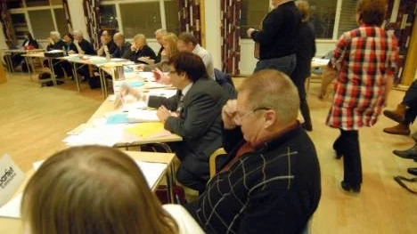 Det var rörigt på fullmäktigemötet i Arjeplog. Rekord sattes på flera sätt. I mitten syns Arjeplogs politiska ledare Bengt-Urban Fransson, s, och Alf Sundström, fp.