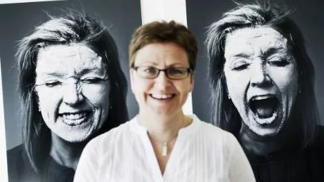 Glädjen i bilden passar bra in på keramikern Katarina Öquists glädje till leran, enligt Maria Fäldt.