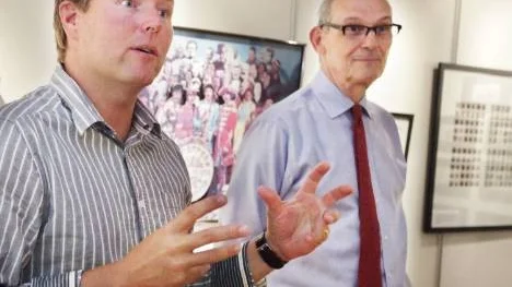 Jonas Lundmark och Richard Forrest i utställningslokalen på museets övre plan där skivomslag och porträtt med musikanknytning av Sir Peter Blake visas.