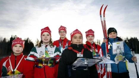 Piffarnas deltagare i lördags. Från vänster: Martin Granberg, Emelie Granberg, Ida Nordlund, Albin Lindberg, Ida Nordlund och Elin Lindberg. Det ble en härlig skiddag track vare att solen hade vänligheten  att titta fram.